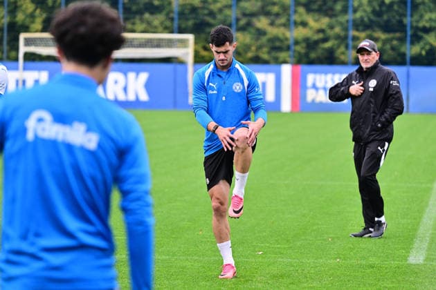 06.10.2026, Fußball, Herren, 2.BL (Bundesliga), Saison 2026 2027, Holstein Kiel Training, KSV Guillermo Balzi vor Co-Trainer Dirk Bremser Kiel, nähe Holstein-Stadion Projensdorf, Trainingszentrum, N Schleswig-Holstein Deutschland
