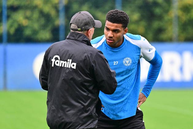 06.10.2026, Fußball, Herren, 2.BL (Bundesliga), Saison 2026 2027, Holstein Kiel Training, KSV Ikem Ugoh bei Co-Trainer Dirk Bremser Kiel, nähe Holstein-Stadion Projensdorf, Trainingszentrum, N Schleswig-Holstein Deutschland