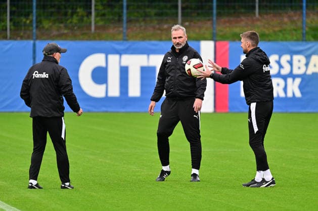 06.10.2026, Fußball, Herren, 2.BL (Bundesliga), Saison 2026 2027, Holstein Kiel Training, KSV Trainer Tim Walter mit seinen Co-Trainern Dirk Bremser (li.) und Julian Hübner (re.) Kiel, nähe Holstein-Stadion Projensdorf, Trainingszentrum, N Schleswig-Holstein Deutschland
