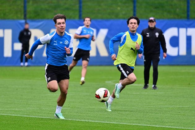 06.10.2026, Fußball, Herren, 2.BL (Bundesliga), Saison 2026 2027, Holstein Kiel Training, KSV Moritz Reimers am Ball vor Taisei Abe Kiel, nähe Holstein-Stadion Projensdorf, Trainingszentrum, N Schleswig-Holstein Deutschland