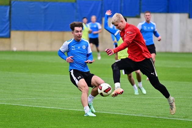 06.10.2026, Fußball, Herren, 2.BL (Bundesliga), Saison 2026 2027, Holstein Kiel Training, KSV Moritz Reimers ist zweiter Sieger gegen Torwart Lio Rothenhagen Kiel, nähe Holstein-Stadion Projensdorf, Trainingszentrum, N Schleswig-Holstein Deutschland