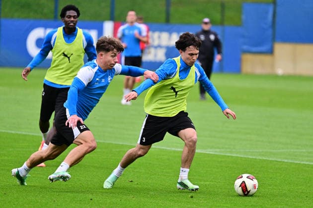 06.10.2026, Fußball, Herren, 2.BL (Bundesliga), Saison 2026 2027, Holstein Kiel Training, KSV Taisei Abe am Ball gegen Moritz Reimers Kiel, nähe Holstein-Stadion Projensdorf, Trainingszentrum, N Schleswig-Holstein Deutschland
