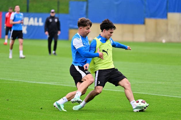 06.10.2026, Fußball, Herren, 2.BL (Bundesliga), Saison 2026 2027, Holstein Kiel Training, KSV Taisei Abe am Ball gegen Moritz Reimers Kiel, nähe Holstein-Stadion Projensdorf, Trainingszentrum, N Schleswig-Holstein Deutschland