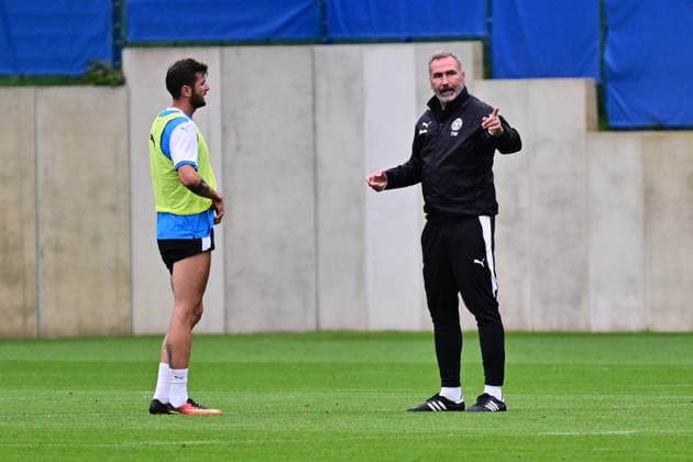 06.10.2026, Fußball, Herren, 2.BL (Bundesliga), Saison 2026 2027, Holstein Kiel Training, KSV Giorgi Kvilitaia bekommt eine Standpauke von Trainer Tim Walter Kiel, nähe Holstein-Stadion Projensdorf, Trainingszentrum, N Schleswig-Holstein Deutschland