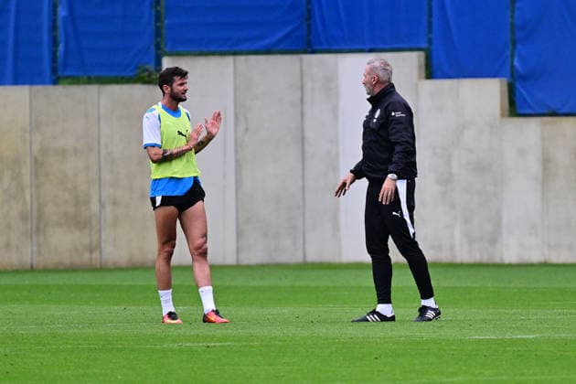 06.10.2026, Fußball, Herren, 2.BL (Bundesliga), Saison 2026 2027, Holstein Kiel Training, KSV Giorgi Kvilitaia bekommt eine Standpauke von Trainer Tim Walter Kiel, nähe Holstein-Stadion Projensdorf, Trainingszentrum, N Schleswig-Holstein Deutschland