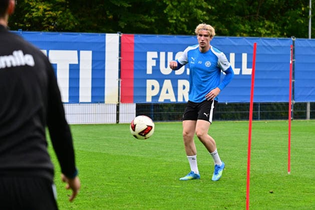 06.10.2026, Fußball, Herren, 2.BL (Bundesliga), Saison 2026 2027, Holstein Kiel Training, KSV Lasse Rosenboom ist nach langer Verletzung zurück auf dem Trainingsplatz Kiel, nähe Holstein-Stadion Projensdorf, Trainingszentrum, N Schleswig-Holstein Deutschland