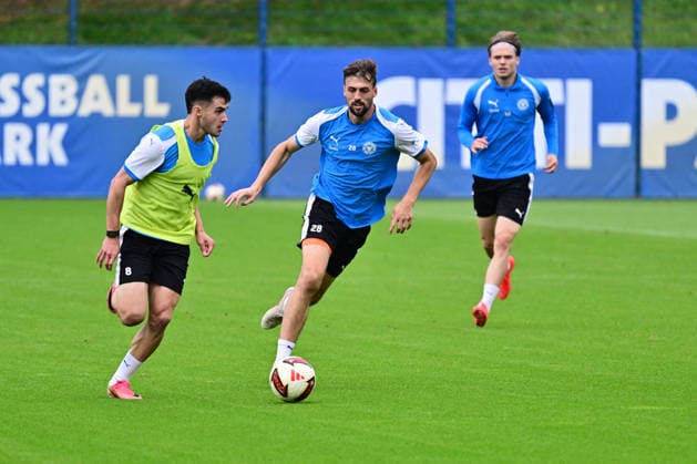 06.10.2026, Fußball, Herren, 2.BL (Bundesliga), Saison 2026 2027, Holstein Kiel Training, KSV Guillermo Balzi gegen Jonas Meffert. Jonas Therkelsen kann nicht mehr eingreifen Kiel, nähe Holstein-Stadion Projensdorf, Trainingszentrum, N Schleswig-Holstein Deutschland