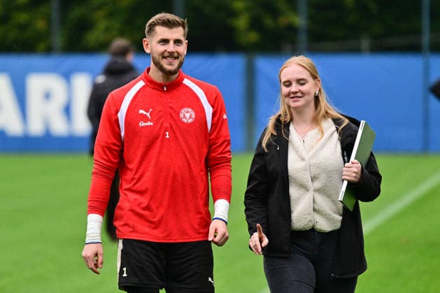 06.10.2026, Fußball, Herren, 2.BL (Bundesliga), Saison 2026 2027, Holstein Kiel Training, KSV Torwart Timon Weiner mit Pressesprecherin Tessa Rohnke Kiel, nähe Holstein-Stadion Projensdorf, Trainingszentrum, N Schleswig-Holstein Deutschland