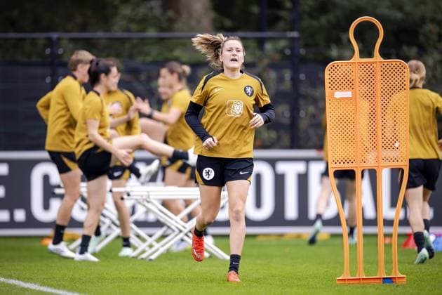 ZEIST - Wieke Kaptein during a training session of the Dutch women s football team in preparation for the World Cup qualifying match against Hungary. ROBIN VAN LONKHUIJSEN ANP xVIxANPxSportx xxANPxIVx 571674524 originalFilename: 571674524.jpg