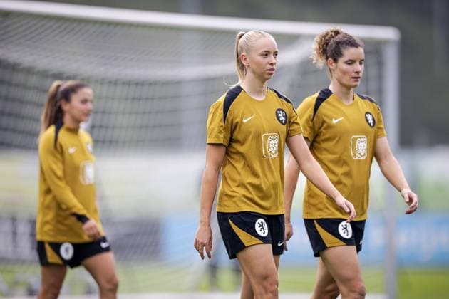 ZEIST - Ella Peddemors and Dominique Janssen during a training session of the Dutch women s football team in preparation for the World Cup qualifying match against Hungary. ROBIN VAN LONKHUIJSEN ANP xVIxANPxSportx xxANPxIVx 571674891 originalFilename: 571674891.jpg