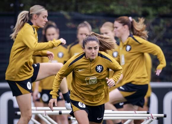 ZEIST - DaniÃ«lle van de Donk during a training session of the Dutch women s football team in preparation for the World Cup qualifying match against Hungary. ROBIN VAN LONKHUIJSEN ANP xVIxANPxSportx xxANPxIVx 571675897 originalFilename: 571675897.jpg