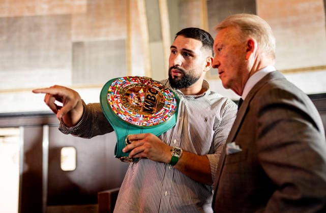 Duesseldorf, Germany. 06th Oct 2026. Agit Kabayel mit WM Gürtel und Promoter Frank Warren Pressekonferenz Agit Kabayel (GER) vs. Nelson Hysa (ALB) 06.10.2026