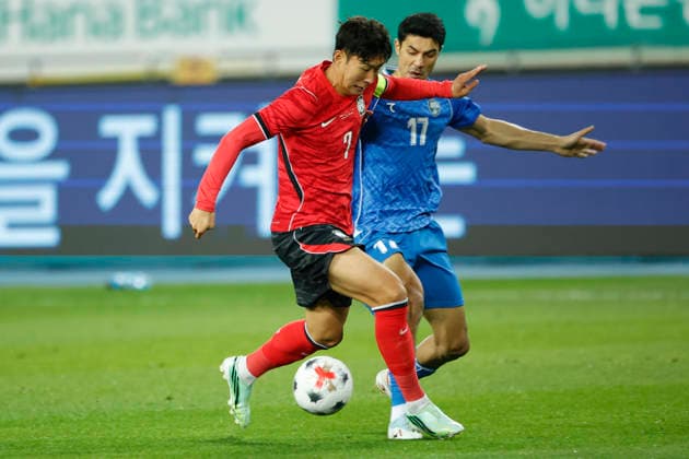 South Korea v Uzbekistan - Friendly Match Son Heung Min of South Korea and Dostonbek Khamdamov of Uzbekistan in action during the International Friendly, Länderspiel, Nationalmannschaft Match presented by Hana Bank between the Republic of Korea and Uzbekistan at Mireu Stadium in Yongin, South Korea, on October 6, 2026. Yongin GYEONGGI South Korea  Copyright: xSeung-ilxRyux originalFilename:ryu-football261006_np1Kf.jpg