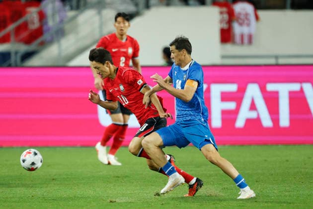 South Korea v Uzbekistan - Friendly Match Lee Jae Sung of South Korea and Eldor Shomurodov of Uzbekistan compete during the International Friendly, Länderspiel, Nationalmannschaft Match presented by Hana Bank between the Republic of Korea and Uzbekistan at Mireu Stadium in Yongin, South Korea, on October 6, 2026. Yongin GYEONGGI South Korea  Copyright: xSeung-ilxRyux originalFilename:ryu-football261006_npFYc.jpg