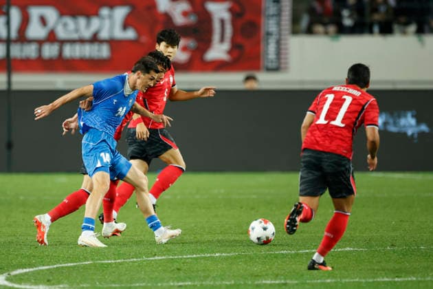 South Korea v Uzbekistan - Friendly Match Lee Han Beom of South Korea and Eldor Shomurodov of Uzbekistan in action during the International Friendly, Länderspiel, Nationalmannschaft Match presented by Hana Bank between the Republic of Korea and Uzbekistan at Mireu Stadium in Yongin, South Korea, on October 6, 2026. Yongin GYEONGGI South Korea  Copyright: xSeung-ilxRyux originalFilename:ryu-football261006_np1ng.jpg
