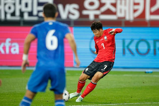 South Korea v Uzbekistan - Friendly Match Son Heung Min of South Korea and Akmal Mozgovoy of Uzbekistan in action during the International Friendly, Länderspiel, Nationalmannschaft Match presented by Hana Bank between Korea Republic and Uzbekistan at Mireu Stadium in Yongin, South Korea, on October 6, 2026. Yongin GYEONGGI South Korea  Copyright: xSeung-ilxRyux originalFilename:ryu-football261006_npszF.jpg
