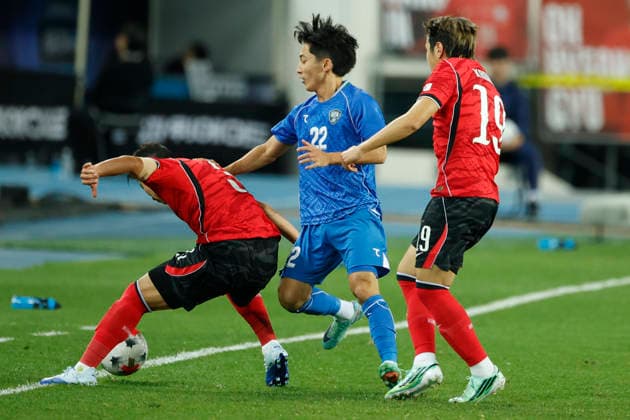 South Korea v Uzbekistan - Friendly Match Kim Tae Hyun and Lee Kang In of South Korea and Abbosbek Fayzullayev of Uzbekistan compete during the International Friendly, Länderspiel, Nationalmannschaft Match presented by Hana Bank between the Republic of Korea and Uzbekistan at Mireu Stadium in Yongin, South Korea, on October 6, 2026. Yongin GYEONGGI South Korea  Copyright: xSeung-ilxRyux originalFilename:ryu-football261006_npXik.jpg