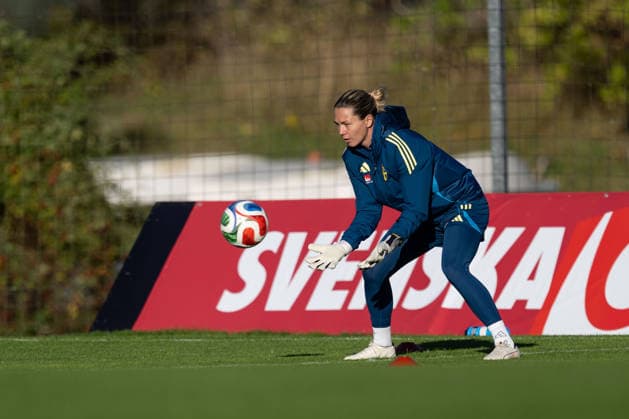 261006 Goalkeeper Jennifer Falk of the Swedish women s national football team during a training session on October 6, 2026 in Stockholm. Photo: Emma Wallskog BILDBYRAN kod EW EW0714 fotboll football soccer fotball vm-kval kval fifa womens world cup qualifier qualifier träning practice training sverige sweden dam bbeng Copyright: EMMAxWALLSKOG BB261006EW006