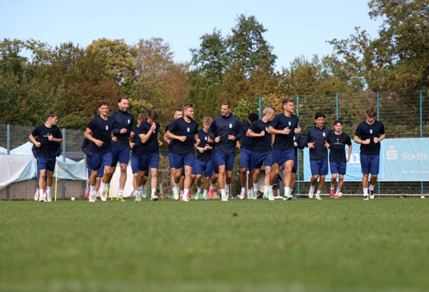 Fussball, Herren, Regionalliga Bayern, Saison 2026 2027, TSV 1860 München, Training, Grünwalder Strasse 114 Die gesamte Mannschaft des TSV 1860 München beim Laufen, Aufwärmen