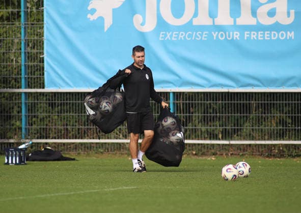 Fussball, Herren, Regionalliga Bayern, Saison 2026 2027, TSV 1860 München, Training, Grünwalder Strasse 114 Alper Kayabunar, Trainer (TSV 1860 München) mit zwei Ballnätzen über den Trainingsplatz gehend