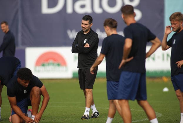 Fussball, Herren, Regionalliga Bayern, Saison 2026 2027, TSV 1860 München, Training, Grünwalder Strasse 114 Alper Kayabunar, Trainer (TSV 1860 München) mit seinen Spielern auf dem Trainingsplatz stehend
