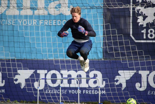 Fussball, Herren, Regionalliga Bayern, Saison 2026 2027, TSV 1860 München, Training, Grünwalder Strasse 114 Paul Bachmann (TSV 1860 München) springt über eine Hürde