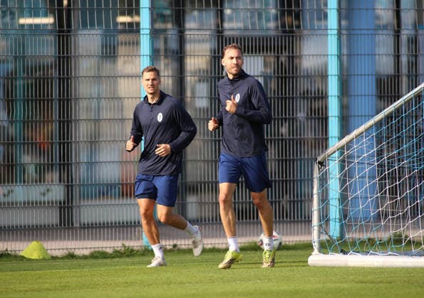 Fussball, Herren, Regionalliga Bayern, Saison 2026 2027, TSV 1860 München, Training, Grünwalder Strasse 114 Dennis Dressel (TSV 1860 München) (li.) mit Michael Eberwein (TSV 1860 München) (re.) zusammen laufen beim individuellen Aufbautraining, Laufeinheit