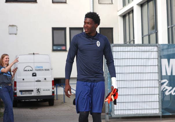 Fussball, Herren, Regionalliga Bayern, Saison 2026 2027, TSV 1860 München, Training, Grünwalder Strasse 114 Dennis Duru (TSV 1860 München) auf dem Weg zum Trainingsplatz