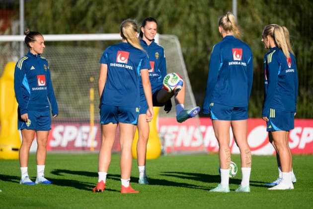 STOCKHOLM, 20261006 Julia Zigiotti Olme och Bella Andersson under ett träningspass när damlandslaget i fotboll samlas pa Bosön inför VM-playoff matchen mot Litauen i Kaunas. STOCKHOLM SVERIGE x10070x Copyright: xJessicaxGowx xTTx DAMLANDSLAGET TRÄNING