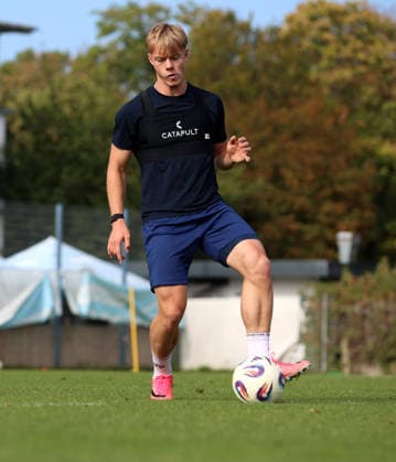 Fussball, Herren, Regionalliga Bayern, Saison 2026 2027, TSV 1860 München, Training, Grünwalder Strasse 114 Fabio Wagner (TSV 1860 München) spielt einen Ball