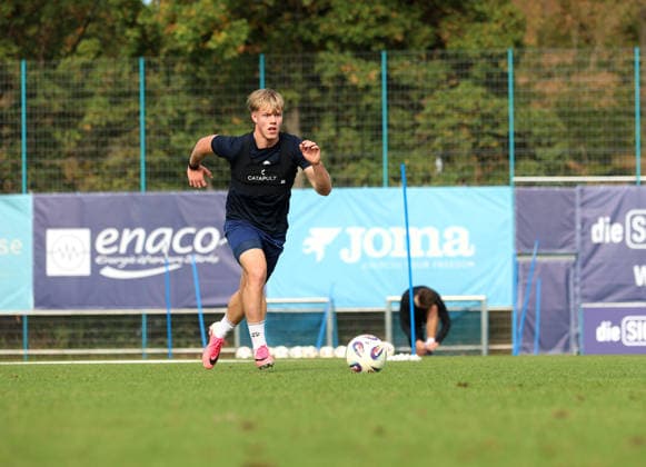 Fussball, Herren, Regionalliga Bayern, Saison 2026 2027, TSV 1860 München, Training, Grünwalder Strasse 114 Fabio Wagner (TSV 1860 München) im Laufen mit einem Ball