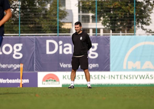 Fussball, Herren, Regionalliga Bayern, Saison 2026 2027, TSV 1860 München, Training, Grünwalder Strasse 114 Alper Kayabunar, Trainer (TSV 1860 München) stehend auf dem Trainingsplatz