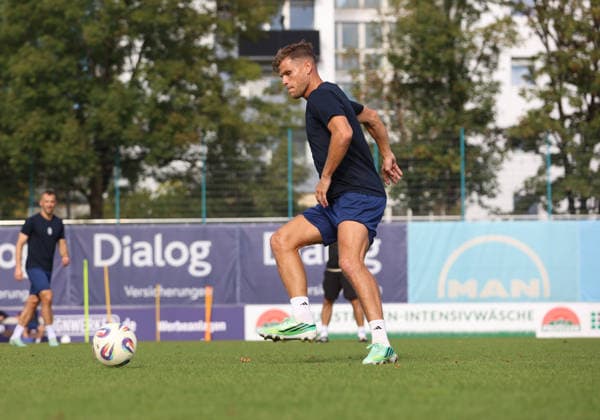 Fussball, Herren, Regionalliga Bayern, Saison 2026 2027, TSV 1860 München, Training, Grünwalder Strasse 114 Florian Niederlechner (TSV 1860 München) spielt einen Ball