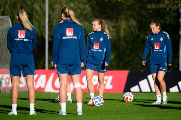 STOCKHOLM, 20261006 Beata Olsson och Anna Anvegard under ett träningspass när damlandslaget i fotboll samlas pa Bosön inför VM-playoff matchen mot Litauen i Kaunas. STOCKHOLM SVERIGE x10070x Copyright: xJessicaxGowx xTTx DAMLANDSLAGET TRÄNING