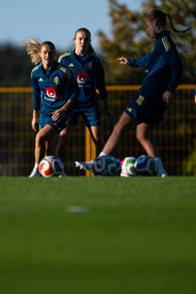 261006 Amanda NildÃ n, Beata Olsson and Anna Anvegard of the Swedish women s national football team during a training session on October 6, 2026 in Stockholm. Photo: Emma Wallskog BILDBYRAN kod EW EW0714 fotboll football soccer fotball vm-kval kval fifa womens world cup qualifier qualifier träning practice training sverige sweden dam bbeng Copyright: EMMAxWALLSKOG BB261006EW054