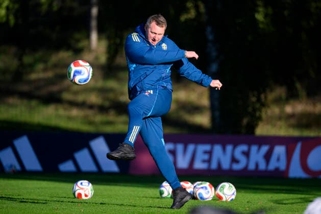 STOCKHOLM, 20261006 Landslagschef Kim Källström under ett träningspass när damlandslaget i fotboll samlas pa Bosön inför VM-playoff matchen mot Litauen i Kaunas. STOCKHOLM SVERIGE x10070x Copyright: xJessicaxGowx xTTx DAMLANDSLAGET TRÄNING