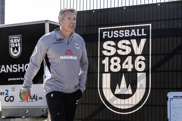 Training SSV Ulm 1846 Fußball mit Alois Schwartz , Fussball, Regionalliga Südwest, Trainingsplatz Ulm 06.10.26 Alois Schwartz (SSV Ulm 1846 Fussball, Trainer und sportlicher Leiter) Training SSV Ulm 1846 Fußball mit Alois Schwartz , Fussball, Regionalliga Südwest, Trainingsplatz Ulm 06.10.26 Foto: Lucca Fundel Ulm Trainingsplatz Baden-Württemberg Deutschland