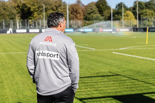 Training SSV Ulm 1846 Fußball mit Alois Schwartz , Fussball, Regionalliga Südwest, Trainingsplatz Ulm 06.10.26 Alois Schwartz (SSV Ulm 1846 Fussball, Trainer und sportlicher Leiter) Training SSV Ulm 1846 Fußball mit Alois Schwartz , Fussball, Regionalliga Südwest, Trainingsplatz Ulm 06.10.26 Foto: Lucca Fundel Ulm Trainingsplatz Baden-Württemberg Deutschland