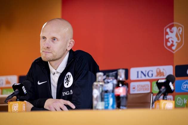 ZEIST - National coach Arjan Veurink during a press conference, PK, Pressekonferenz of the Dutch women s football team ahead of the World Cup qualifying match against Hungary. ROBIN VAN LONKHUIJSEN ANP xVIxANPxSportx xxANPxIVx 571682694 originalFilename: 571682694.jpg