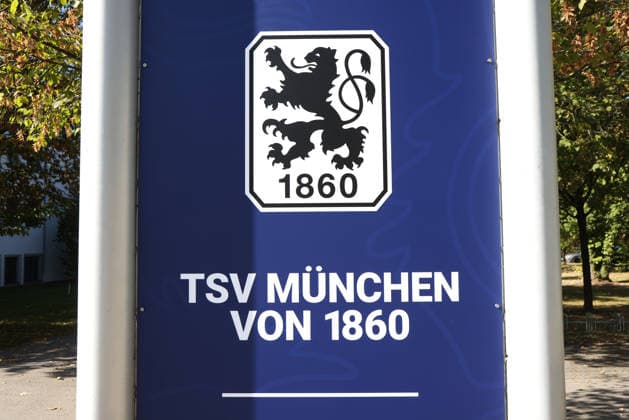 Fussball, Herren, Regionalliga Bayern, Saison 2026 2027, TSV 1860 München, Training, Grünwalder Strasse 114 Hier ein Aufsteller mit dem Logo, Schriftzug TSV München von 1860, Herzlich Willkommen bei Münchens großer Liebe am Trainingsgelände
