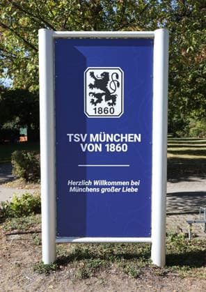 Fussball, Herren, Regionalliga Bayern, Saison 2026 2027, TSV 1860 München, Training, Grünwalder Strasse 114 Hier ein Aufsteller mit dem Logo, Schriftzug TSV München von 1860, Herzlich Willkommen bei Münchens großer Liebe am Trainingsgelände