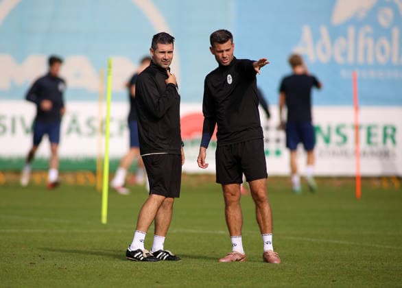 Fussball, Herren, Regionalliga Bayern, Saison 2026 2027, TSV 1860 München, Training, Grünwalder Strasse 114 Alper Kayabunar, Trainer (TSV 1860 München) (li.) mit Alexander Benede, Co-Trainer (TSV 1860 München) (re.) im Gespräch auf dem Platz