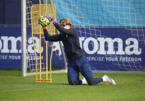 Fussball, Herren, Regionalliga Bayern, Saison 2026 2027, TSV 1860 München, Training, Grünwalder Strasse 114 Paul Bachmann (TSV 1860 München) fängt einen Ball mit einer Spezialbrille, Torwarttraining