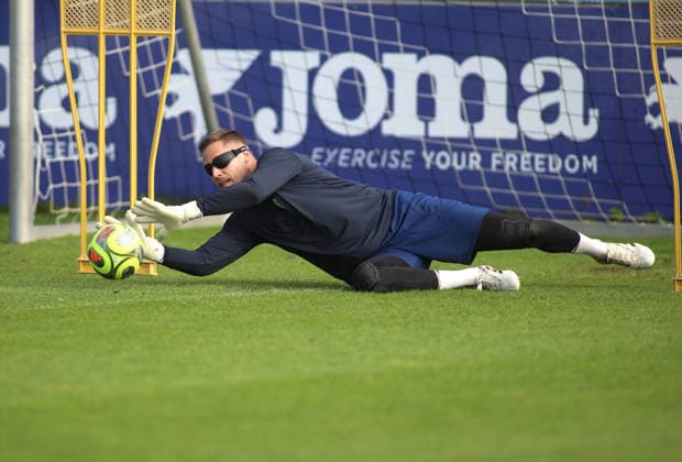 Fussball, Herren, Regionalliga Bayern, Saison 2026 2027, TSV 1860 München, Training, Grünwalder Strasse 114 Vitus Eicher (TSV 1860 München) hechtet, fängt einen Ball mit einer Spezialbrille, Torwarttraining