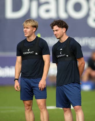 Fussball, Herren, Regionalliga Bayern, Saison 2026 2027, TSV 1860 München, Training, Grünwalder Strasse 114 Fabio Wagner (TSV 1860 München) (li.) mit Lance Fiedler (TSV 1860 München) (re.) zusammen stehend auf dem Platz