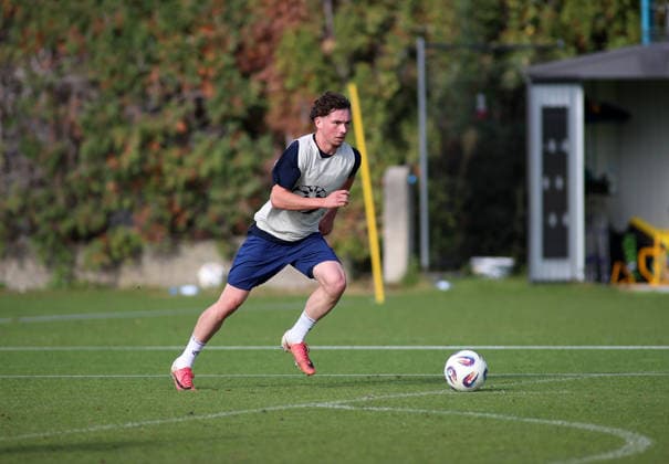 Fussball, Herren, Regionalliga Bayern, Saison 2026 2027, TSV 1860 München, Training, Grünwalder Strasse 114 Lance Fiedler (TSV 1860 München) mit Ball im Angriff, im Laufen
