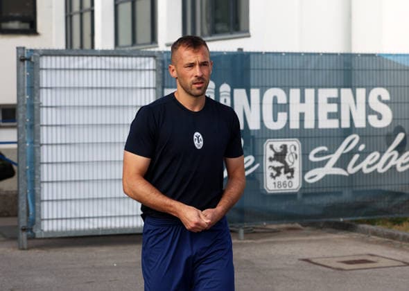 Fussball, Herren, Regionalliga Bayern, Saison 2026 2027, TSV 1860 München, Training, Grünwalder Strasse 114 Felix Weber (TSV 1860 München) auf dem Weg zum Trainingsplatz