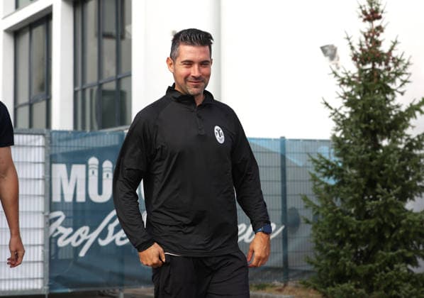Fussball, Herren, Regionalliga Bayern, Saison 2026 2027, TSV 1860 München, Training, Grünwalder Strasse 114 Alper Kayabunar, Trainer (TSV 1860 München) auf dem Weg zum Trainingsplatz