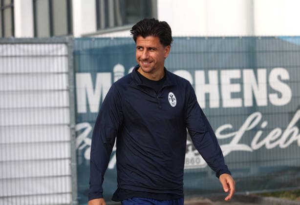 Fussball, Herren, Regionalliga Bayern, Saison 2026 2027, TSV 1860 München, Training, Grünwalder Strasse 114 Tunay Deniz (TSV 1860 München) auf dem Weg zum Trainingsplatz mit Blick nach rechts