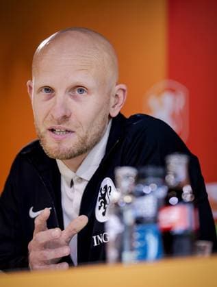 ZEIST - National coach Arjan Veurink during a press conference, PK, Pressekonferenz of the Dutch women s football team ahead of the World Cup qualifying match against Hungary. ROBIN VAN LONKHUIJSEN ANP xVIxANPxSportx xxANPxIVx 571682985 originalFilename: 571682985.jpg